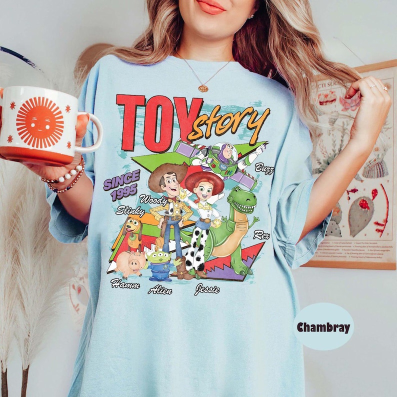 Retro Toy Story Comfort Farben Shirt, Woody Buzz Rex T-Shirt, Pixar Familienurlaub Shirt, Disneyland Reise T-Shirt, BTW passendes Familien Shirt Geschenk Bild 7