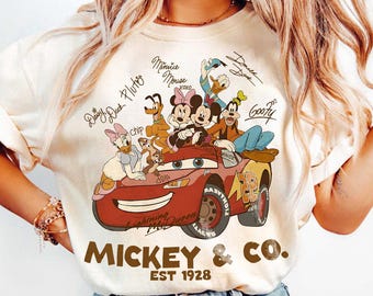 Camiseta vintage Mickey and Co, camiseta Disney Mickey Lightning McQueen, camiseta combinando para viagem em família à Disney, camiseta de férias na Disneylândia, camiseta Pixar Cars