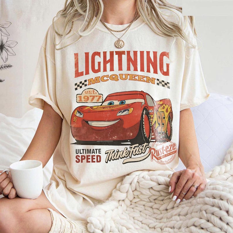 Camiseta vintage de Rayo McQueen, camiseta retro de la película Cars, camiseta de cumpleaños de 1977, camiseta a juego para viaje familiar a Disneyland, regalo con gráfico de carreras imagen 5
