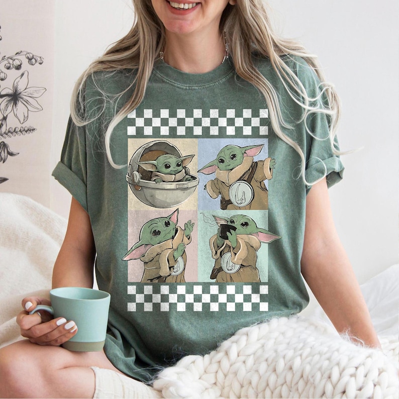 Puede incluir: Camiseta verde con un dise&ntilde;o gr&aacute;fico de cuatro paneles que muestra a un personaje alien&iacute;gena verde en varias poses. El dise&ntilde;o est&aacute; enmarcado con un borde a cuadros blanco y negro. El personaje se muestra en una c&aacute;psula, con abrigo y taza.