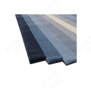 Könnte beinhalten: Eine weiße Keramik-Tasse mit schwarzem Henkel und dem Text "But First, Coffee" in handschriftlichem Stil. Die Tasse steht auf einer weißen Oberfläche. Die Tasse ist etwa 10 cm hoch.