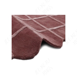 Hand Tufted Red Grid Rug: Scalloped Edge Modern Geometric Carpet
