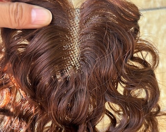 Postizo de pelo rizado en forma de V de color marrón rojizo de 7 x 10 cm con tres clips
