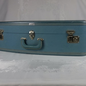 Vintage Wheary Chic Miss large blue suitcase blue satin lining hard shell two keys