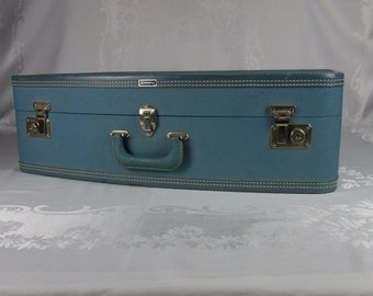 Vintage Wheary Chic Miss large blue suitcase blue satin lining hard shell two keys