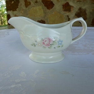 Pfaltzgraff tea rose sauce or gravy boat stoneware blue flowers pink roses