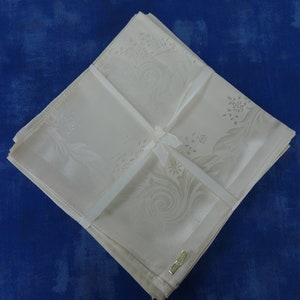 Beautiful set of 4 damask napkins off white ivory brand new made in Japan with original stickers and ribbon