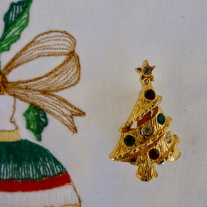 Broszka w kształcie choinki w stylu vintage, w odcieniach złota, z czerwonymi i zielonymi kryształkami, bez oznaczeń, z biżuterią świąteczną