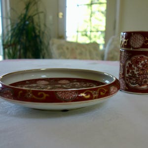 Plato hondo y caja de té con tapa, pintados a mano, de estilo japonés vintage con la técnica Imari en oro.