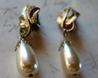 Vintage dangling earrings faux pearl gold tone leaf design