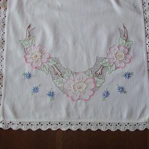 Pañuelo para el tocador de algodón estilo shabby chic, bordado con flores rosas y azules, hojas verdes y ribete de encaje
