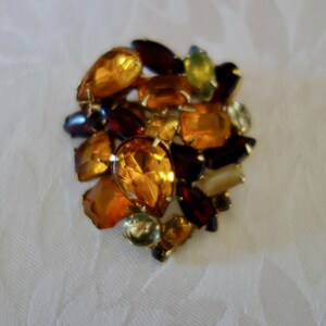 Broche vintage de ensalada de frutas con diamantes de imitación: ámbar, rubí y dorado.