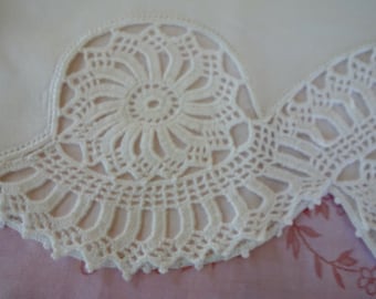 Vintage Crochet crocheted lace edged pillow case set of two white with crocheted picot edge scalloped swirl design bed linens