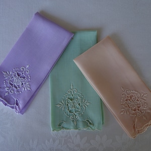 Panos de prato de linho bordados: cores pastel, bordados em branco, conjunto de 3