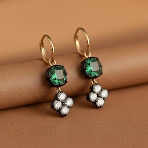 Brincos georgianos com fecho de botão, esmeralda verde lapidada em formato de almofada com argolas redondas, estilo Gypset, brincos vintage em estilo vitoriano.