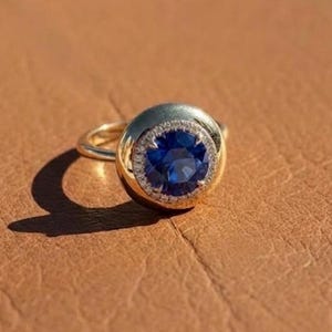 Puede incluir: Un juego de tres tazas de cerámica con un acabado moteado y mate. Las tazas son de color crema, gris claro y gris oscuro. Cada taza tiene un diseño simple y minimalista, ideal para café o té.