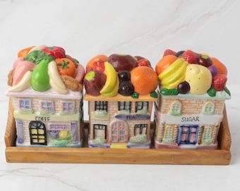 Set vintage anni '90 in ceramica per caffè, tè e zucchero: 3 barattoli a forma di casa con coperchi a forma di frutta 3D e vassoio in legno, nuovo, rimanenza di magazzino.