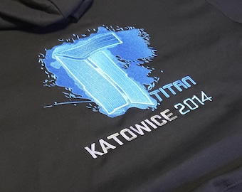 Sudadera con capucha de Katowice 2014 con bordado completo de Titan (holográfico) - Sudadera con capucha gráfica de jerga gamer FPS CS2 | Sudadera de juegos urbana | Unisex