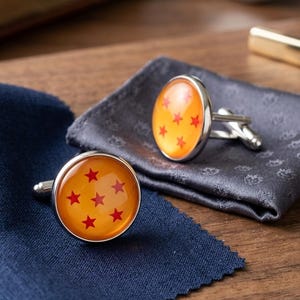 Puede incluir: Un juego de tres tazas de cerámica con un acabado mate moteado. Las tazas son en tonos crema, gris claro y gris oscuro. Cada taza tiene un diseño simple y minimalista, ideal para café o té.