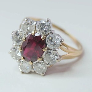 Anello vintage con alone e rubino rosso taglio ovale a forma di margherita, anello nuziale con pietra portafortuna di luglio, anello vistoso bicolore antico, anello da donna per proposta di matrimonio.