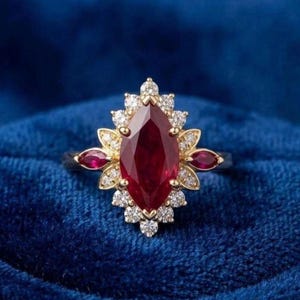 Anillo de compromiso con diamantes y rubíes talla marquesa de 2 quilates, diseño de halo y detalles de sol, estilo vintage, chapado en oro amarillo de 14 quilates.
