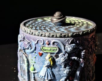 Portacandele in gesso a tema Alice nel Paese delle Meraviglie, decorazione fantasy dipinta a mano.