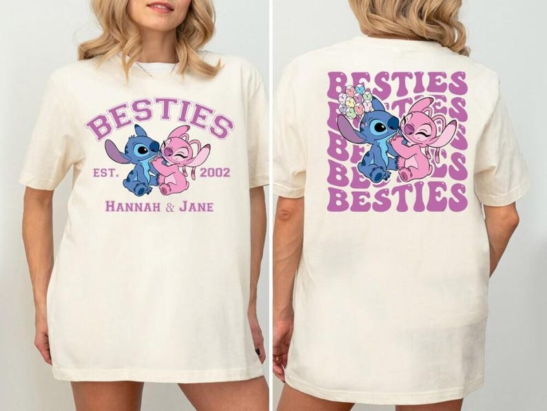 Puede incluir: Camiseta color crema con un dise&ntilde;o de personajes de dibujos animados azules y rosas y la palabra "BESTIES" en un arco morado. La parte delantera de la camiseta tiene el texto "EST. 2002" y los nombres "Hannah & Jane". La parte trasera tiene el mismo dise&ntilde;o.