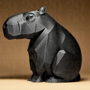 Könnte beinhalten: Eine schwarze, geometrische Capybara-Skulptur. Die Skulptur hat ein facettiertes Design, das ihr ein modernes, kantiges Aussehen verleiht. Das Capybara ist in sitzender Position dargestellt, wobei seine Merkmale klar definiert sind. Die Gesamtästhetik ist minimalistisch und modern.