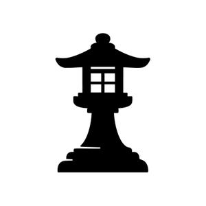 Könnte beinhalten: Schwarze Silhouette einer traditionellen japanischen Steinlaterne, oder Tōrō. Die Laterne hat ein mehrstufiges Dach, ein quadratisches Fenster und einen Sockel. Das Design ist schlicht und elegant, geeignet für Gartendekoration oder Kunst mit asiatischem Thema.