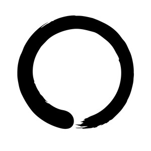Peut inclure: Un cercle Enso noir peint à la main sur fond blanc. Le coup de pinceau est épais et irrégulier, avec un léger effilement à l'extrémité. Le cercle n'est pas parfaitement fermé, avec un petit espace visible.