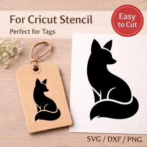 Op de afbeelding: Een zwart silhouet van een zittende vos op een witte vierkante kaart en een bruin papieren label met een bijpassende vosafbeelding. De tekst luidt For Cricut Stencil, Perfect for Tags, Easy to Cut en SVG / DXF / PNG.