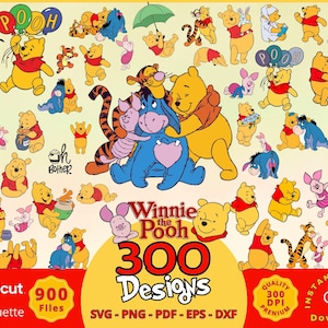 Puede incluir: Una colección de diseños de personajes de Winnie the Pooh en varias poses. La imagen incluye el texto "Winnie the Pooh 300 Designs" y "900 Files". Los diseños están disponibles en formatos SVG, PNG, PDF, EPS y DXF.