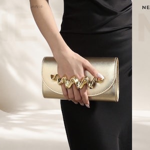 Clutch Metálico Dorado para Mujeres con Asa Ondulada Única