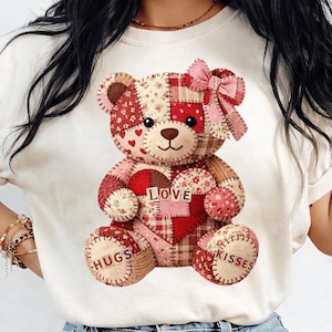 Design de camiseta com estampa de ursinho de pelúcia patchwork | Arte digital PNG para impressão no Dia dos Namorados
