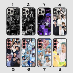 Puede incluir: Ocho fundas para teléfonos con varios diseños. Las fundas presentan collages de imágenes, incluyendo fotos en blanco y negro, fondos morados e imágenes de un grupo musical. Algunas fundas tienen el texto "BLACK IS NOT SAD" y "KIM NAMJOON".