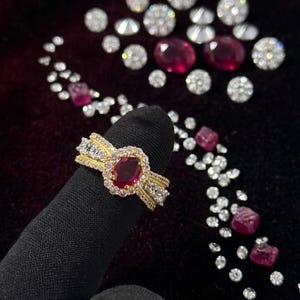 レッドルビー オーバル ハローデザイン 2カラット レディース エンゲージリング 14Kイエローゴールド仕上げ