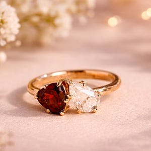 Anel Toi et Moi banhado a ouro 14K com diamante em corte pera e granada em corte coração.