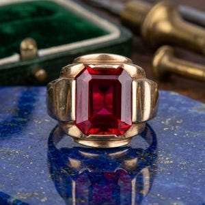 Anillo de San Valentín para hombre con rubí rojo sintético talla esmeralda, oro amarillo de 14k FN