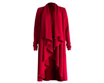 Op de afbeelding: Een lange, rode cardigan met een gedrapeerd, asymmetrisch ontwerp. De cardigan heeft een diepe V-hals en lange mouwen.