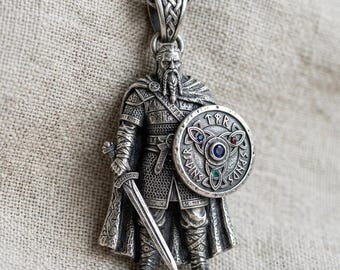 Vikingakrigarehängehalsband, silverriddarfigur med runsköld och svärd
