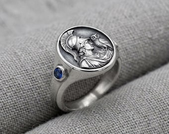 Anillo de sello Athena Owl en plata con detalle de piedra azul