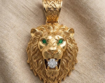 Colgante de plata de ley con cabeza de león dorada, ojos de esmeralda y encanto heráldico gótico.
