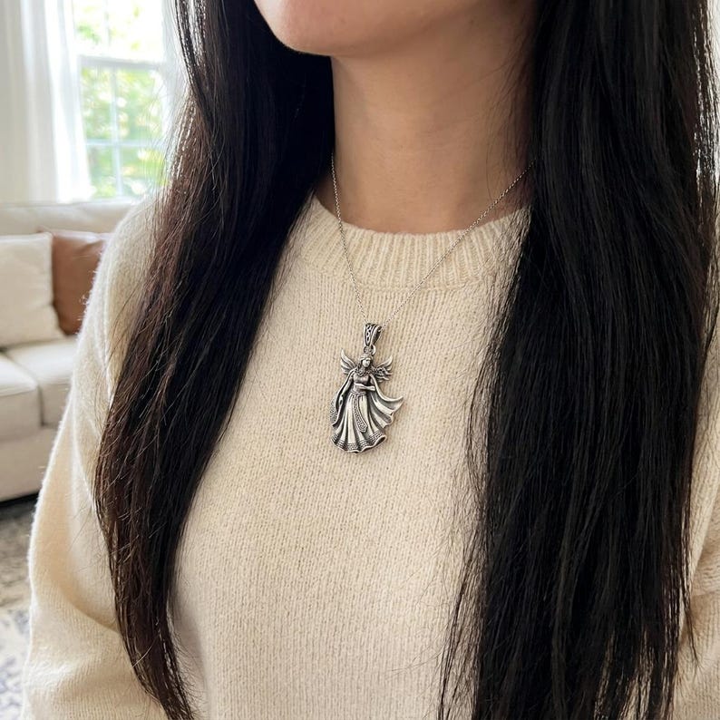 Halsband med hänge i silverfärgad ängel, keltisk bevingad figurberlock med röda stenar bild 4
