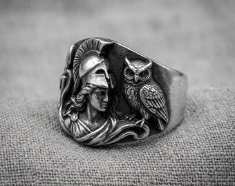 Anillo Athena Owl de plata con banda ancha y diseño mitológico.