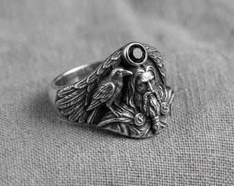 Anillo de plata estilo gótico con diseño de pájaro cuervo y piedra negra.