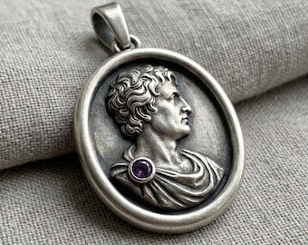 Colgante de camafeo de plata con retrato y medallón de busto romano de piedra púrpura.