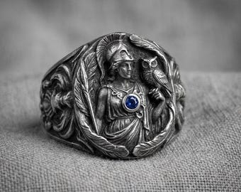 Anillo Athena Owl de plata con piedra azul en relieve.