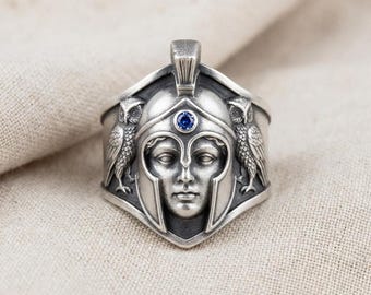 Anillo de sello con diseño de escudo plateado y búho.