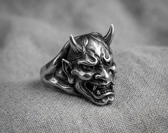 Anillo con máscara de oni, plateado, con rostro de demonio, estilo gótico japonés.