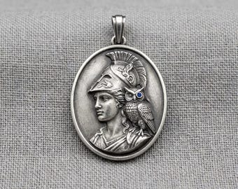 Collar con colgante de búho Atenea, moneda de plata, medallón y detalle de ojo azul.